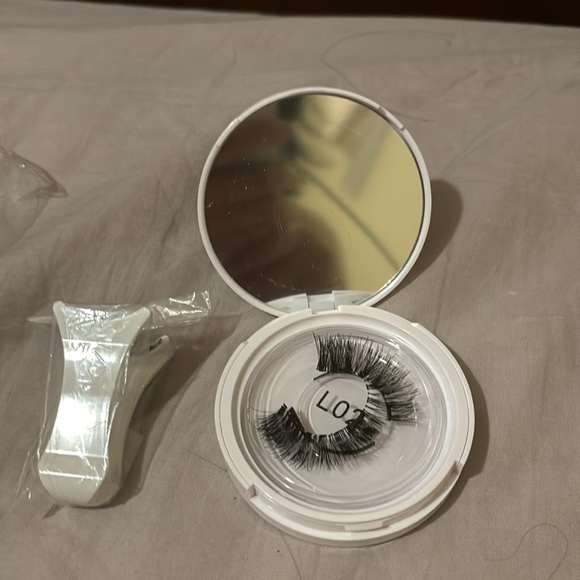 Magnetic Lashes - Picture 2 of 2